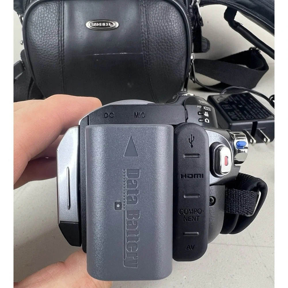 JVC Everio GZ-HD5U 3CCD HD Camcorder WORKS Battery Included